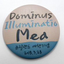 [뱃지-C / 문구제작형]Dominus Illuminatio Mea-주님는 나의 빛(Oxford 대학의 표어)옵션에서 사이즈를 선택하세요옵션에서 첫째줄. 둘째줄의 문구를 입력하세요